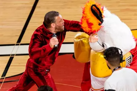 Conor McGregor golpea a mascota de los Heat.