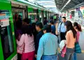 Lnea 1 advierte demoras en el servicio: Pasajeros esperan ms de 30 minutos para abordar un tren