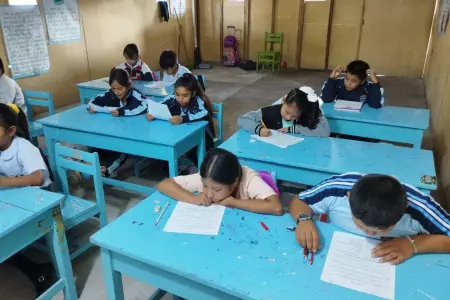 Alumnos del centro educativo N 88098 estudian en local comunal por paralizacin 