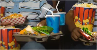 ¿Está permitido llevar comida al cine?