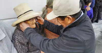 Anciana de 100 aos hace cola en Banco de la Nacin desde la madrugada