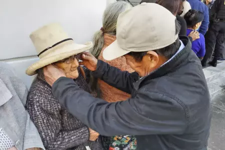 Anciana de 100 aos hace cola en Banco de la Nacin desde la madrugada
