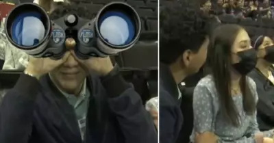Chica se pelea con su novio por ver con binoculares a porristas.