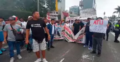 Colectiveros bloquearon carril del Corredor Rojo en protesta por multas de la AT