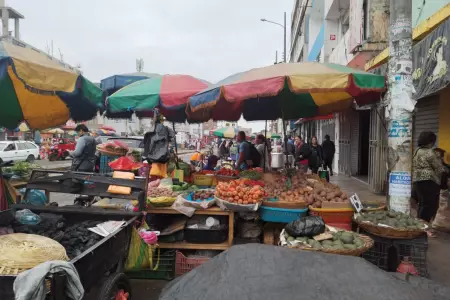 Charcos de agua en exteriores de mercado Mayorista son foco infeccioso del dengu