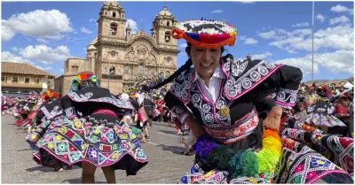Desfile de alegoras de la Universidad Diego Quispe Tito en Cusco