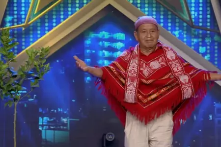 Abuelito de Pucallpa crea msica con hojas de rboles.