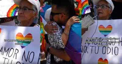 Abuelita apoya a su nieto en marcha del orgullo LGTB+.