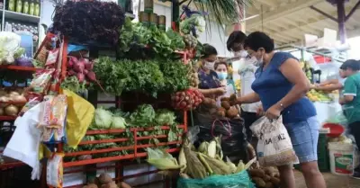 3 cada 4 peruanos redujeron gastos en alimentos y ropa