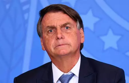 Jair Bolsonaro, expresidente de Brasil, no quiere alimentarse, segn su hijo.