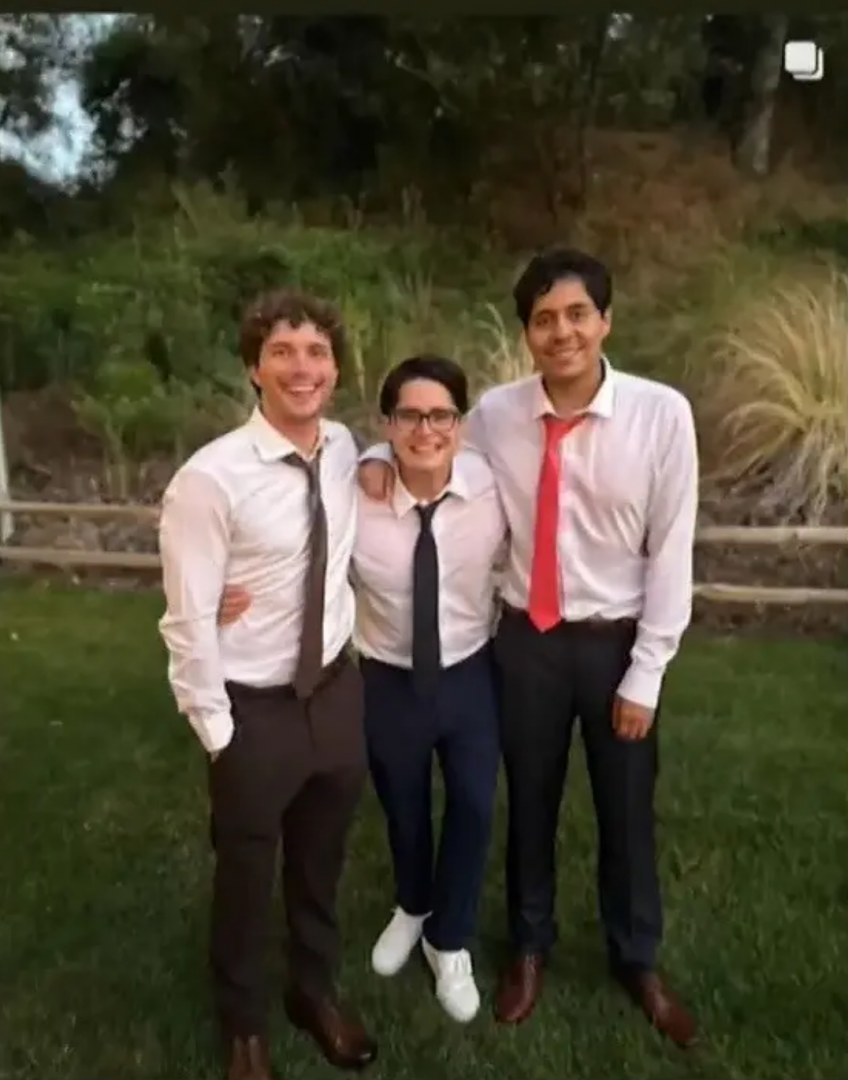 Stefano Meier junto a unos amigos en la boda de su padre.