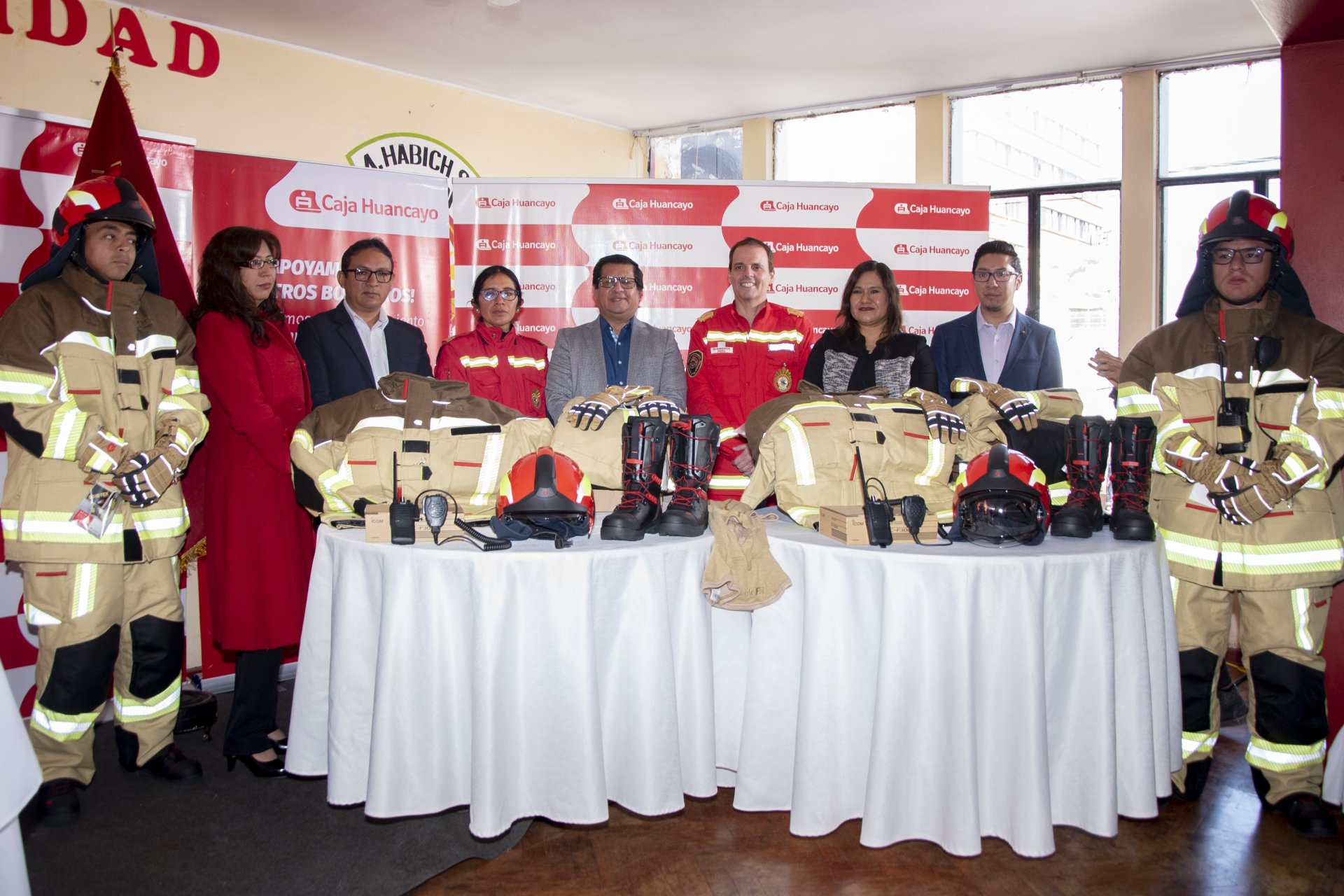 Caja Huancayo dona a bomberos equipos para incendios