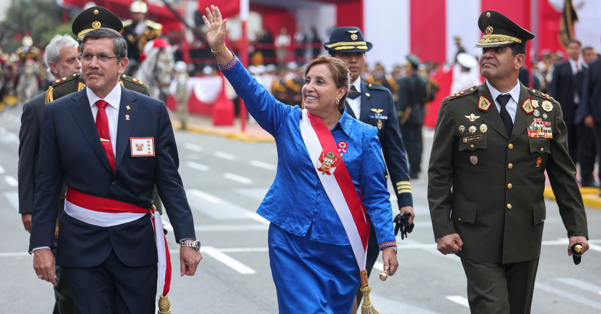 ¡A Pie! Así Se Retiró La Presidenta Dina Boluarte De La Gran Parada Y ...