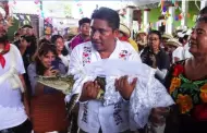 Increble! Alcalde se casa con un cocodrilo y usuarios les piden "un besito de amor"
