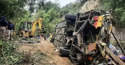 Mueren 27 personas al caer autobs de pasajeros a un barranco en Mxico