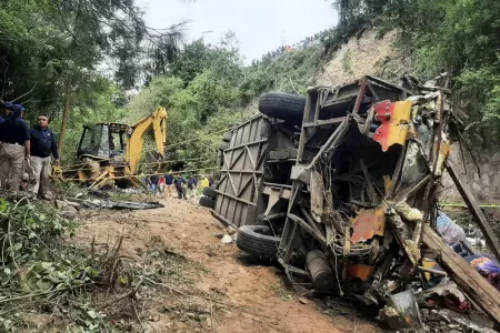 Mueren 27 personas al caer autobs de pasajeros a un barranco en Mxico