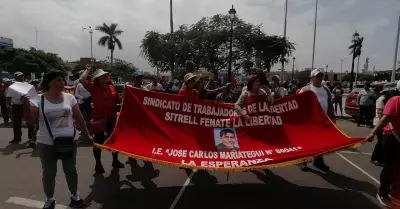 Maestros celebran su da protestando en las calles