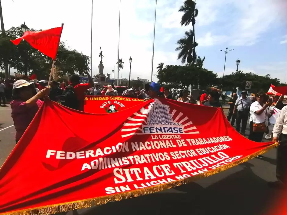 Maestros celebran su da protestando en las calles de Trujillo