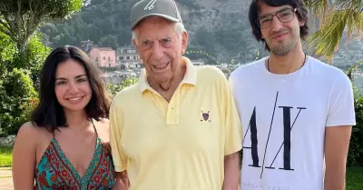 Mario Vargas Llosa junto a su familia tras ser dado de alta.