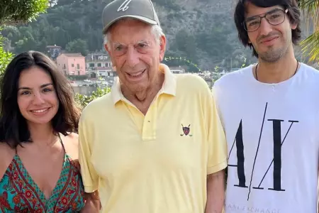 Mario Vargas Llosa junto a su familia tras ser dado de alta.