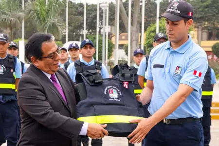 Municipalidad de San Luis entrega chalecos antibalas a serenos.