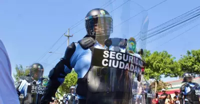 Implementarn chalecos antibalas y grilletes de seguridad a serenos en Nuevo Chi