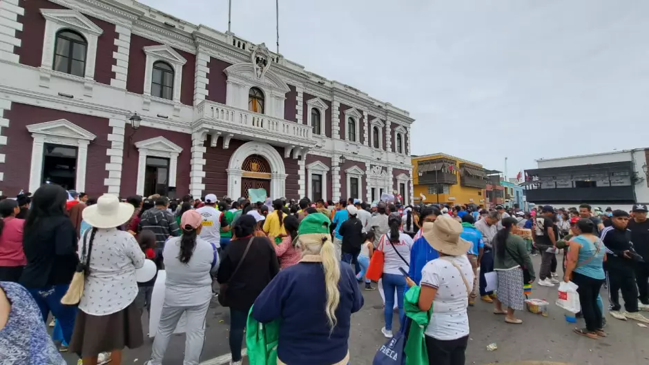 Pobladores de Alto Trujillo exigen a alcalde Arturo Fernndez, les brinde los servicios bsicos
