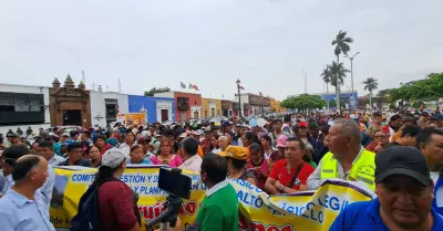 Pobladores de Alto Trujillo exigen a alcalde Arturo Fernndez, les brinde los se