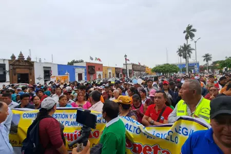 Pobladores de Alto Trujillo exigen a alcalde Arturo Fernndez, les brinde los se