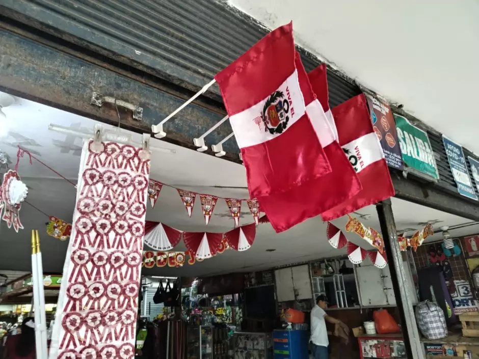 Inicia la venta de adornos, banderas y escarapelas a pocos das de Fiestas Patrias