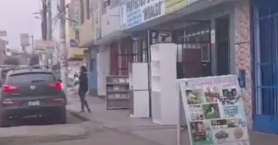 Comerciantes atienden con rejas cerradas en Los Olivos.