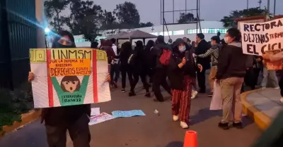 Vecinos y estudiantes protestan contra alquiler de estadio San Marcos.