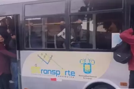 Escolares viajan en psimas condiciones dentro del transporte pblico en Arequip