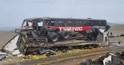 Choque entre mnibus y triler deja 2 muertos y ms de 20 heridos.