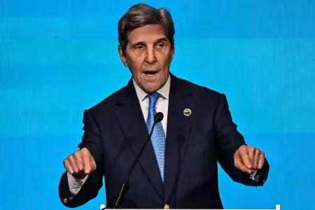 Kerry pide "medidas urgentes" por el clima en conversaciones con China