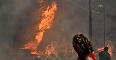 Incendios cerca de Atenas obligan a evacuar zonas costeras