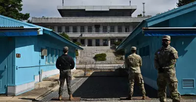 Un ciudadano de EEUU cruza a Corea del Norte durante una visita en la frontera