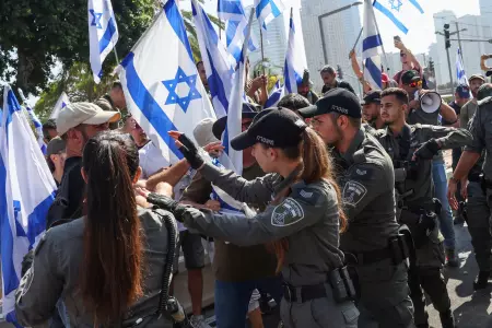 Miles de israeles bloquean estaciones y carreteras contra la reforma judicial