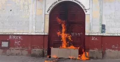 Enfrentamiento entre PNP y manifestantes en Huancavelica.
