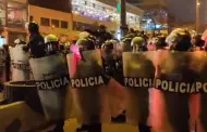 Manifestantes se enfrentan a la PNP, rompen cordn policial y llegan a los exteriores del Congreso