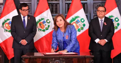 Dina Boluarte: Presidenta firma autgrafa de ley que crea Autoridad Nacional de