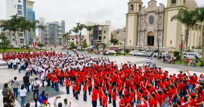 Ms de 700 estudiantes formaron la bandera peruana ms grande en Nuevo Chimbote