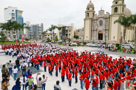 Ms de 700 estudiantes formaron la bandera peruana ms grande en Nuevo Chimbote