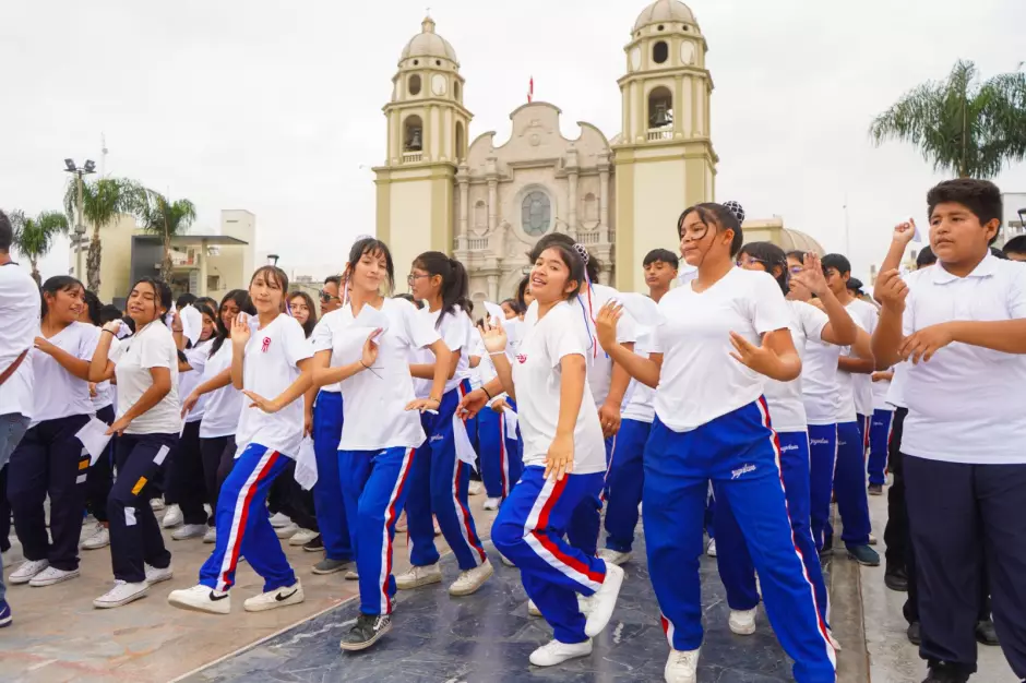 Ms de 700 estudiantes formaron la bandera peruana ms grande en Nuevo Chimbote