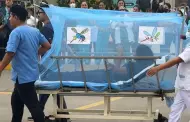 "Solo pasa en Perusaln": Enfermeros participan en desfile con peculiar 'paciente' en camilla