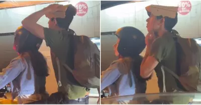 Joven usa casco de cartn mientras viaja en moto lineal