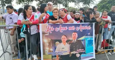 Madres alientan a sus hijos en desfile cvico por Fiestas Patrias