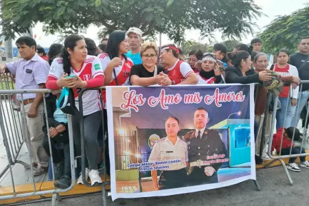 Madres alientan a sus hijos en desfile cvico por Fiestas Patrias