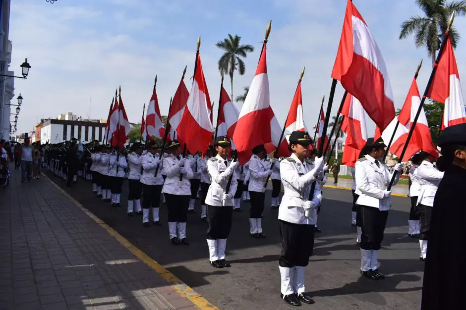 Madres alientan a sus hijos en desfile cvico por Fiestas Patrias