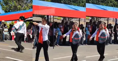 Madre desfila con su beb en brazos por Fiestas Patrias.